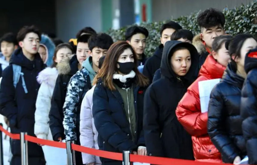 男大学生接受采访，长发造型惹争议，但举止间却堪称“人间清醒”