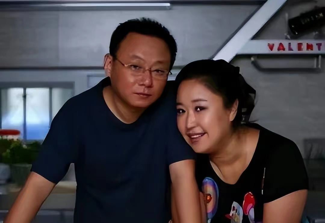 54岁知名喜剧演员罕露面！满脸皱纹挺大肚，街头与人争执表情严肃