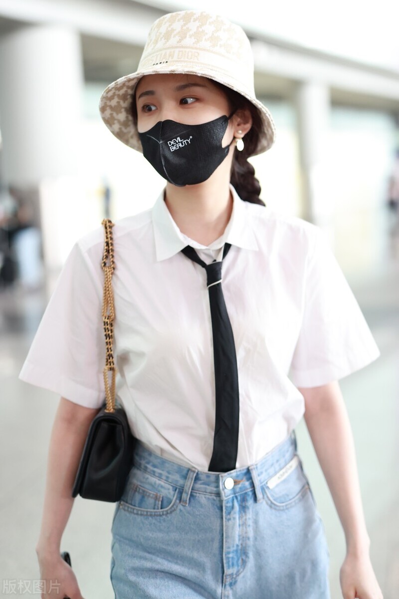 张慧雯现身机场