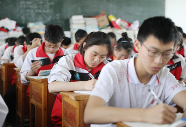 高考体检要“全脱光”？学生瑟瑟发抖很难为情，医生却这样说