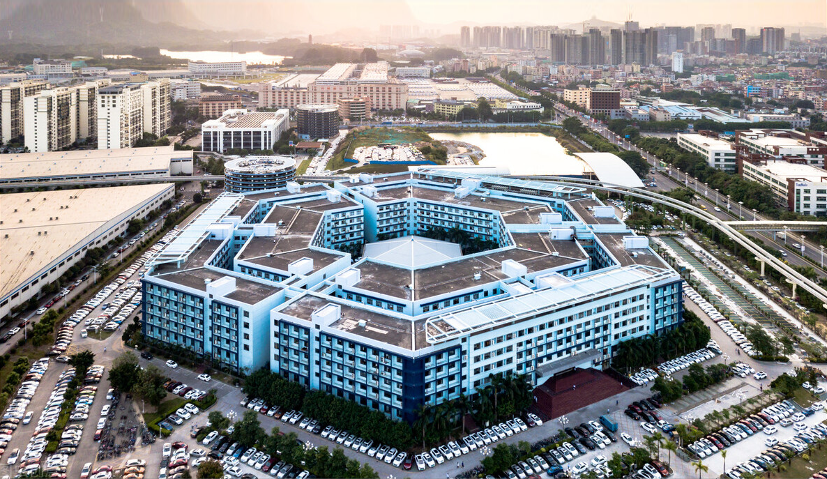 外形与美国国防部五角大楼相似,不过,它是一座"六角大楼",这是比亚迪