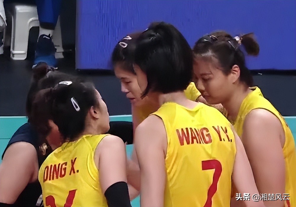 中国女排对美国(中国女排0-3输美国队，两人被批评上热搜，官媒给出了合理的