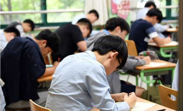 高考当天为啥不让穿校服，是防作弊还是什么原因？老师说出实话