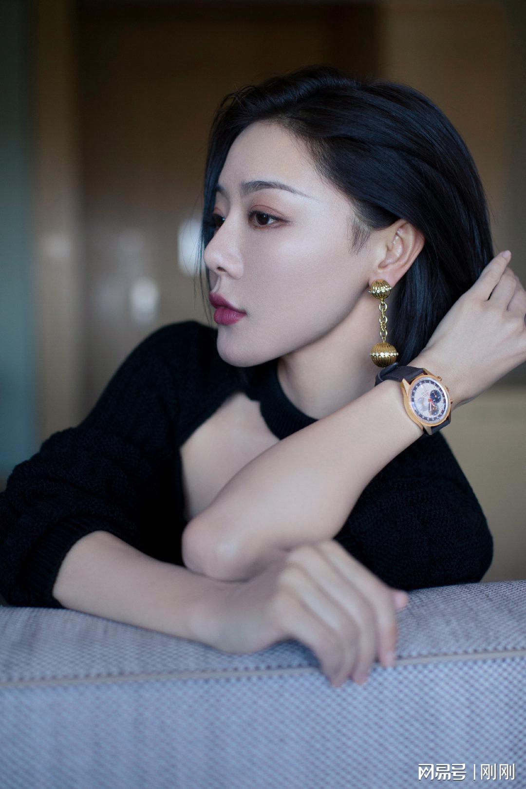 “小姨妈”邓家佳