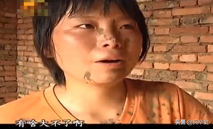 2010年，河南18岁少女“工地”搬水泥赚学费，家里穷的盐都买不起