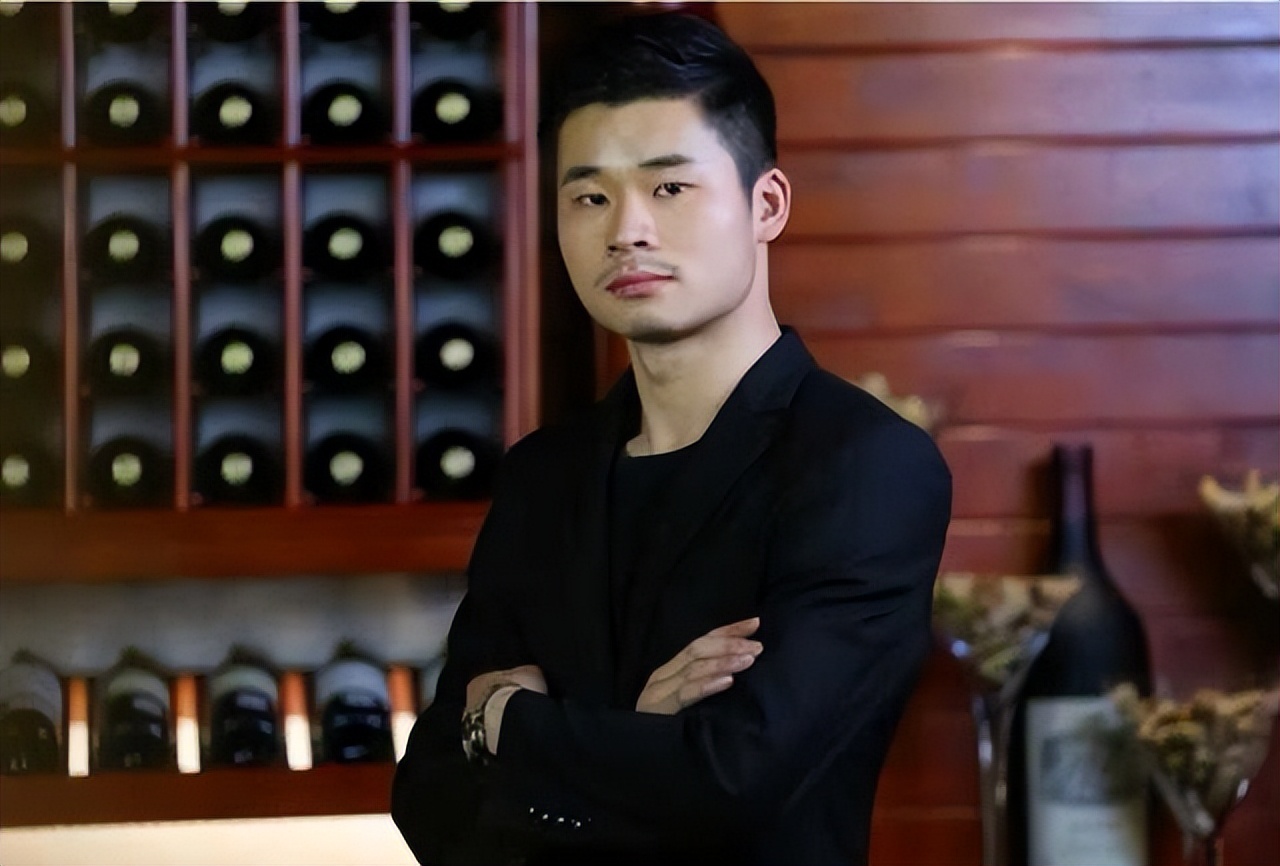 摸腿、陪酒、绝育、自杀，娱乐圈的潜规则，“毁”了多少女孩？