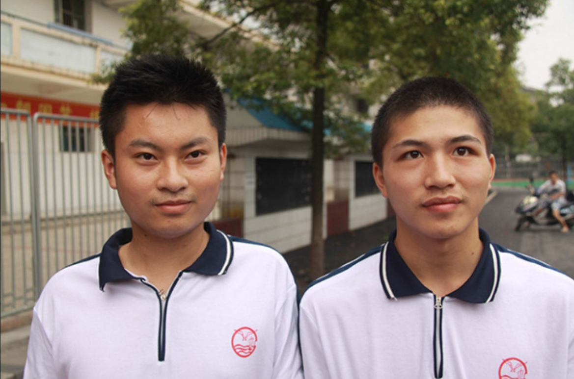 2014年，两名“夺刀少年”救下全车人后错过高考，后来怎么样了？