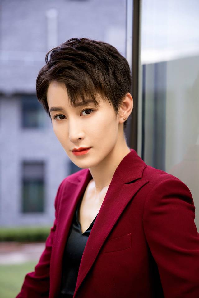 蒋璐霞：天生女兵王，曾是释小龙师姐，为拍戏剪掉长发，绝经十月