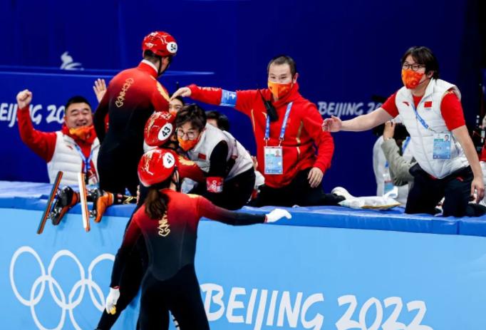 入戏太深？韩国官员“假冒”中国队教练，镜头前向韩民众鞠躬道歉