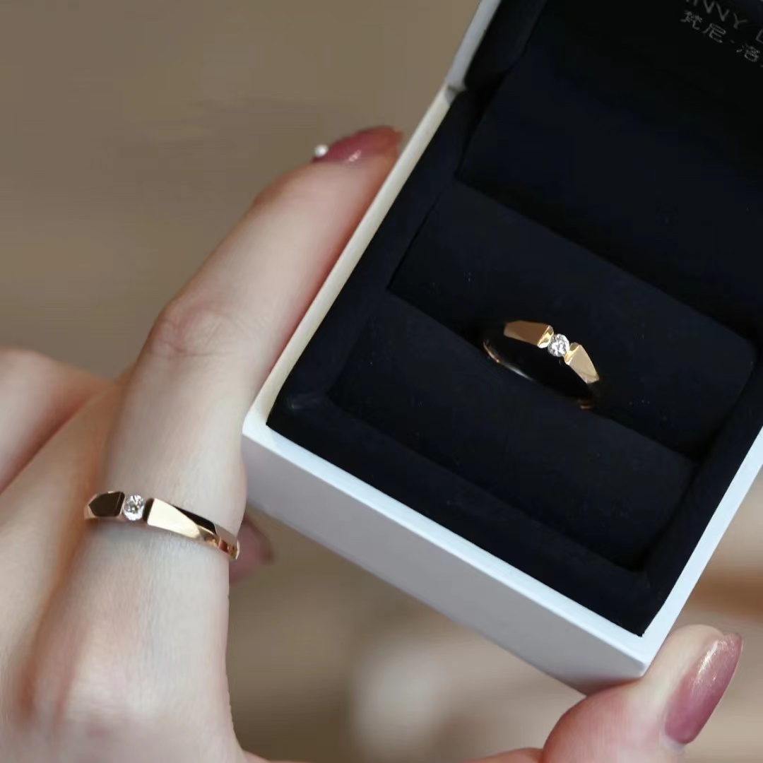 “订婚戒指”是男方买还是女方买？还真不是谁买都一样，你知道吗