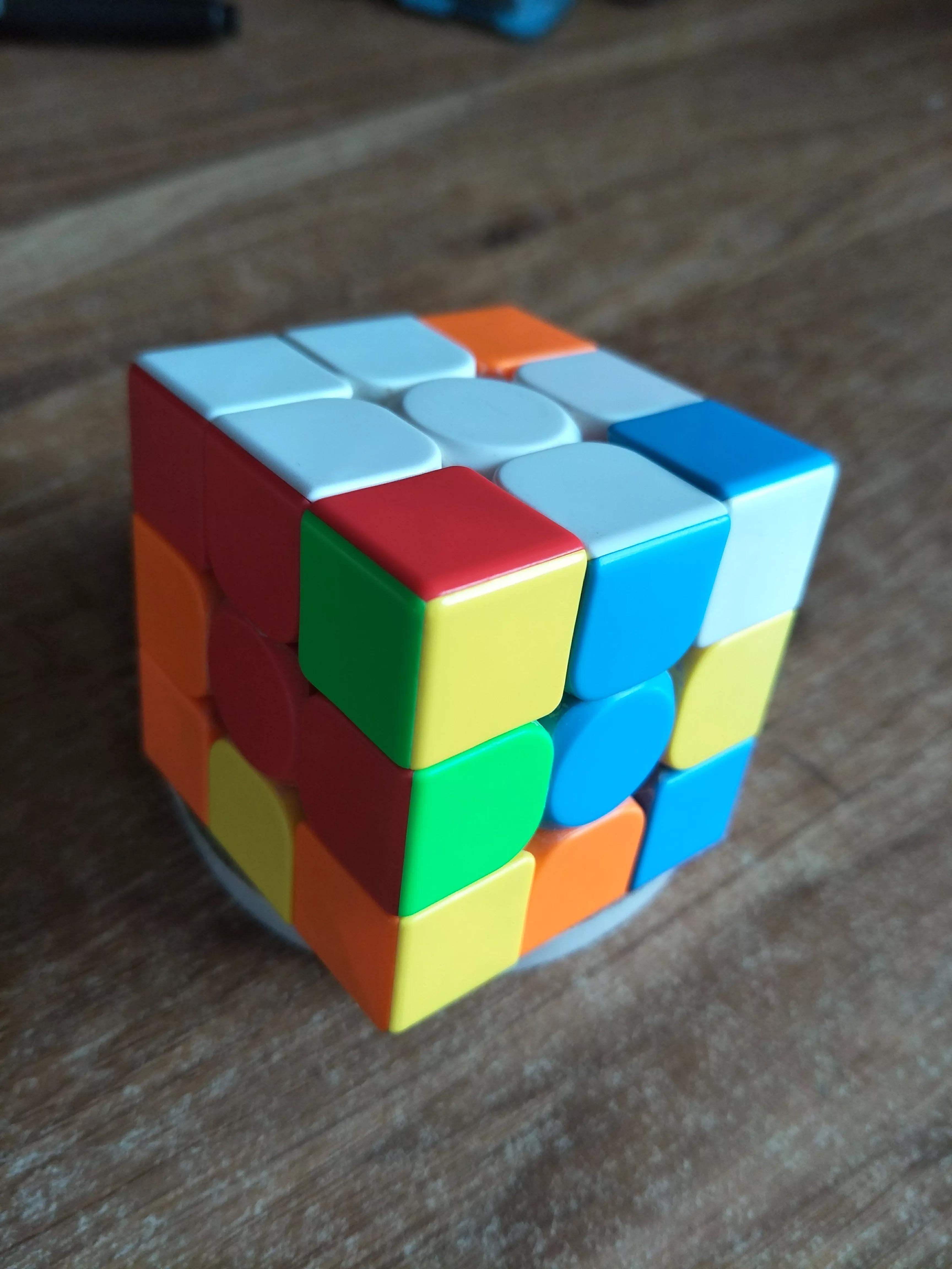 魔方步骤三阶魔方(魔方步骤三阶魔方顶层的中心块同种颜色) - 泉兴