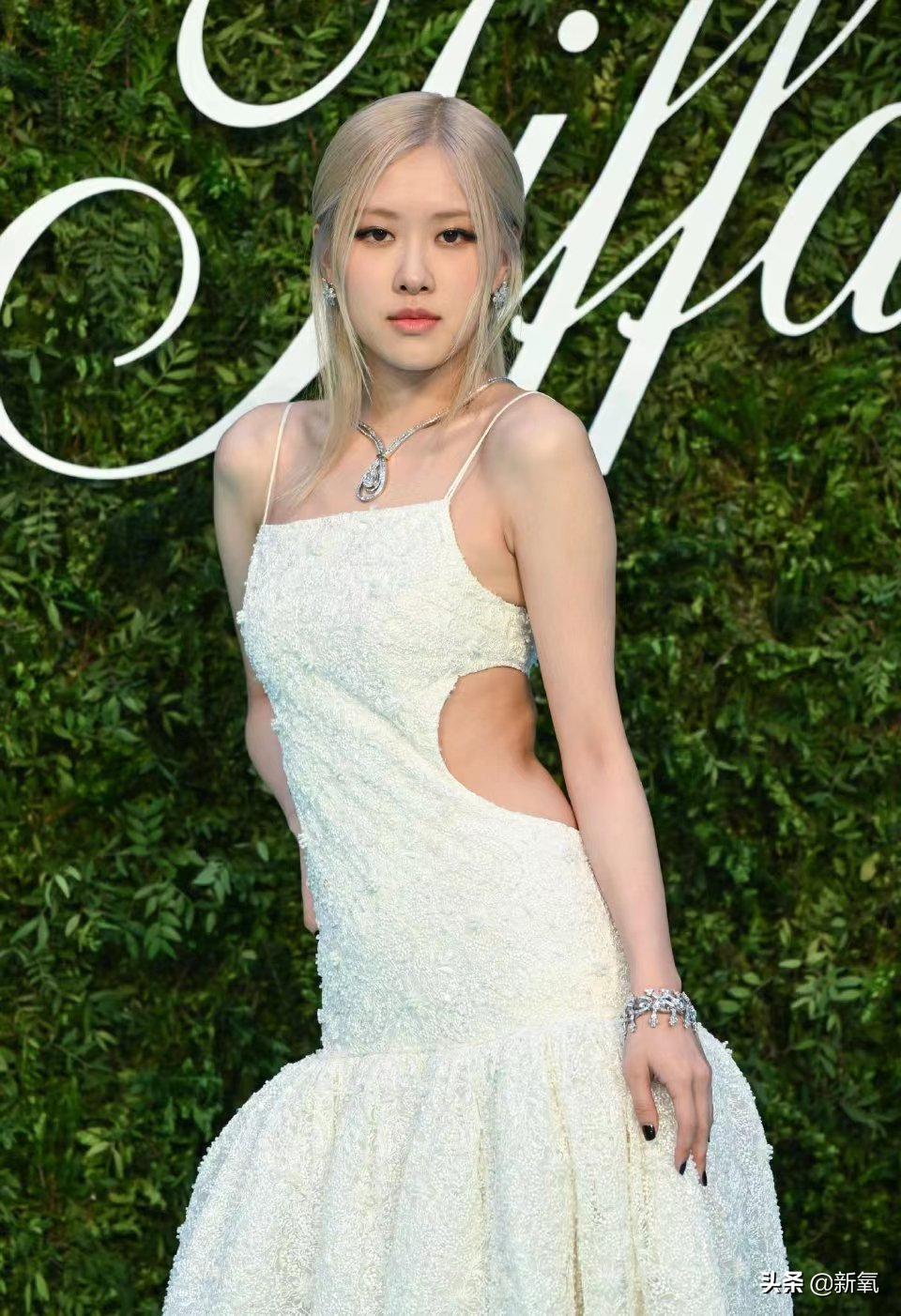 直角肩凹到没脖子，腿还短了一大截？这次红毯僵硬得太不像她了吧