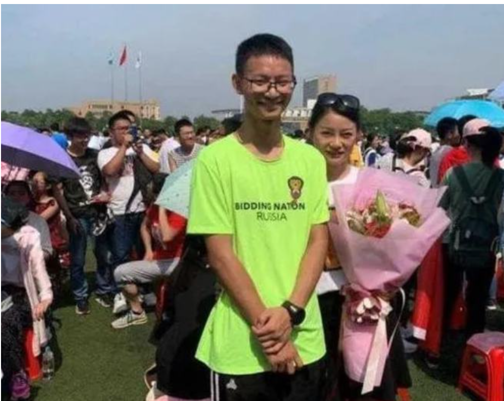 王恒杰：高考考场外跪地谢母，为心中理想放弃985名校