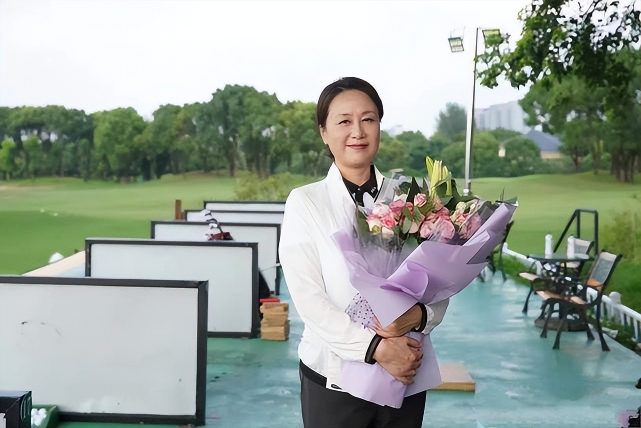 56岁吴玉芳新晒写真美照(演员吴玉芳:嫁江嘉良,为爱隐退连生两女,恩爱