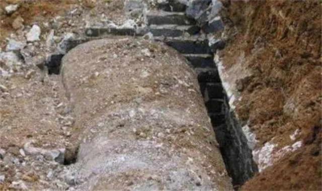 1995年，四川一山丘常年寒气逼人，考古队赶来查探