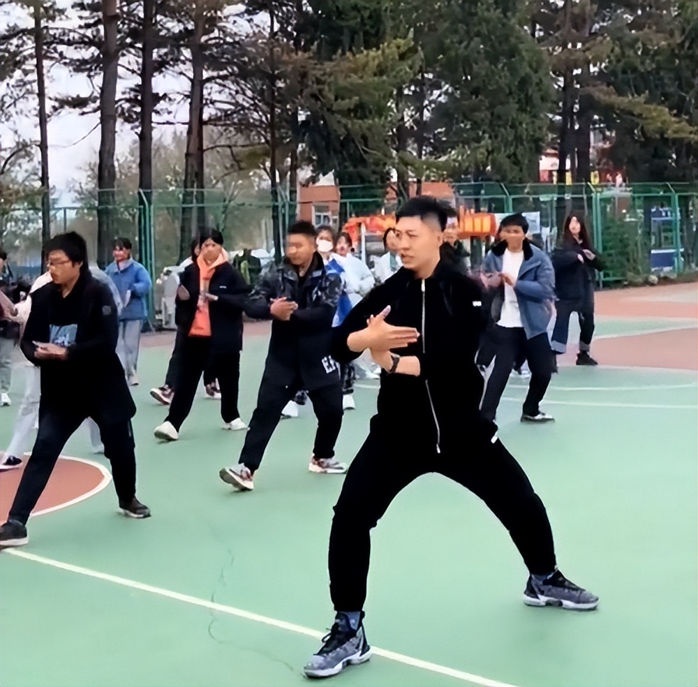 吉林一大学男教师走红，身高190身材如男模，堪称行走的招生简章