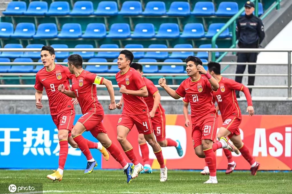 U20亚洲杯-中国1-2遭日本逆转，门将拒点难阻下半场4分钟连丢2球