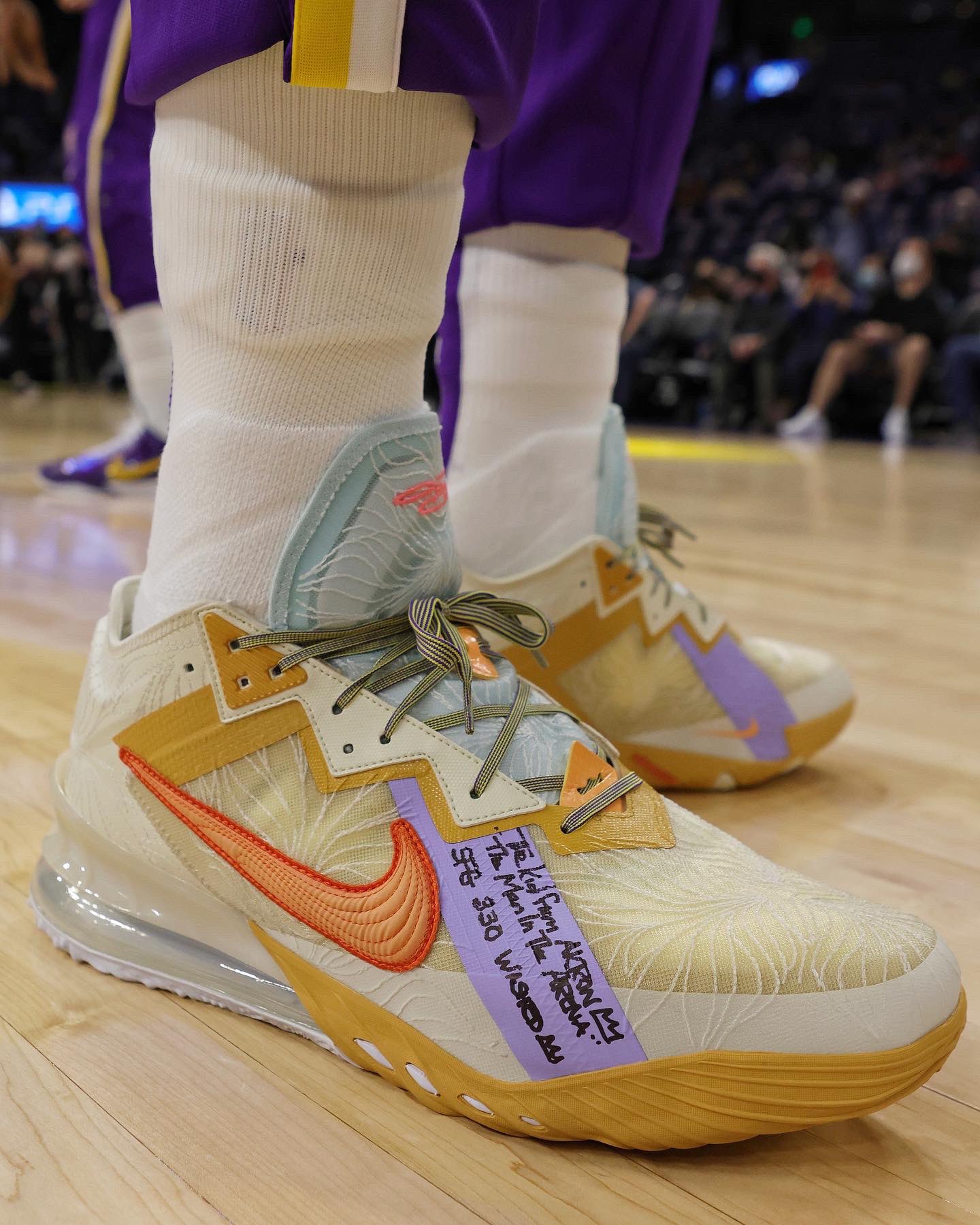詹13篮球鞋多少钱(2月13日nba球鞋上脚,詹姆斯穿詹18缔造纪录,今天的