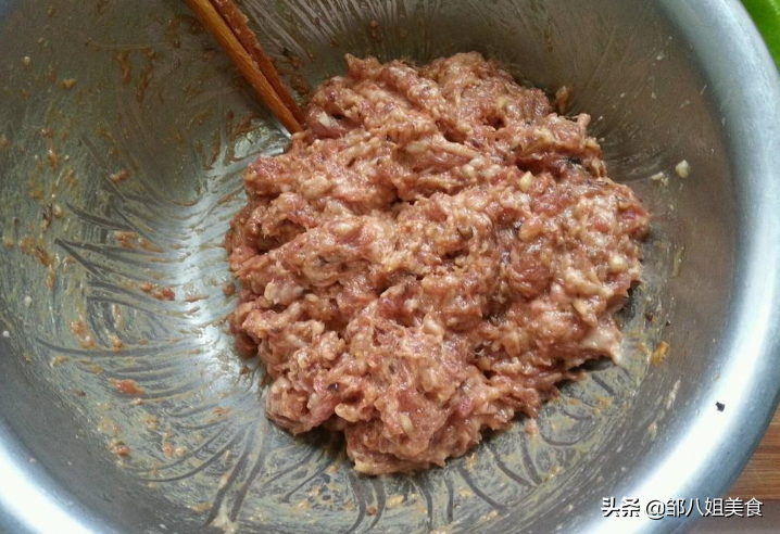 做萝卜猪肉馅包子，萝卜该怎么处理？教你一招，饱满多汁味道香