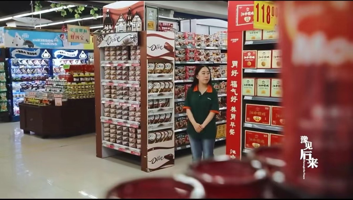 15年过去了，那个为追星逼父跳海的杨丽娟，如今过得怎样？