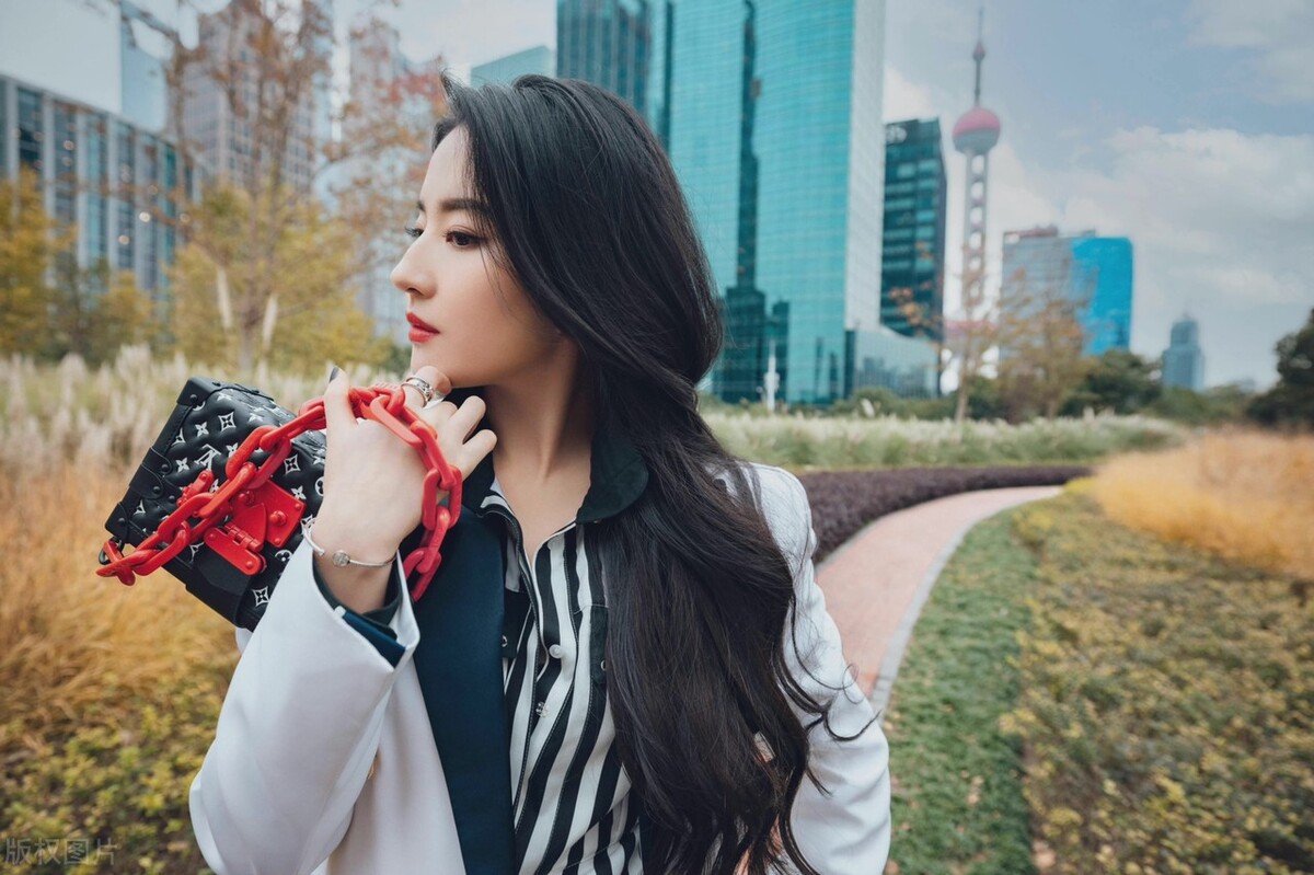 出道即巅峰的10位艺人，有人如今依旧风光，有人却早已经销声匿迹