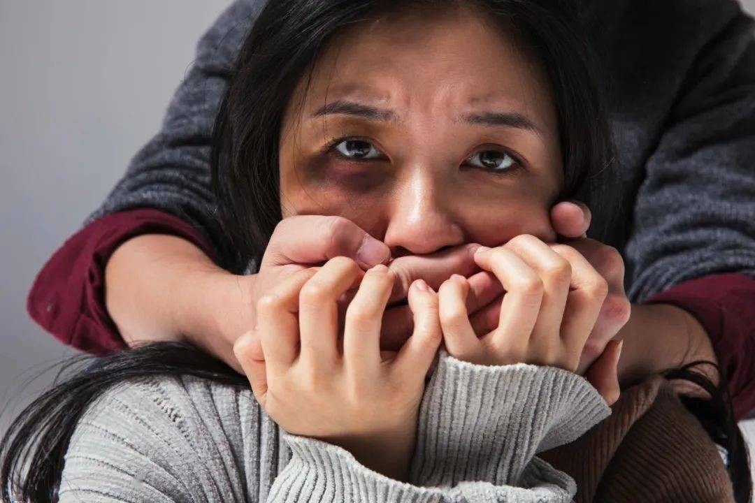 表面是正人君子,实则是流氓头子家暴恶魔,这些男星太令人作呕