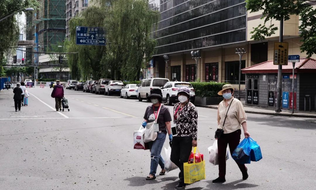 全楼的希望！防范区有些上海人这样出门！进超市要有邀请卡！逛出VIP既视感