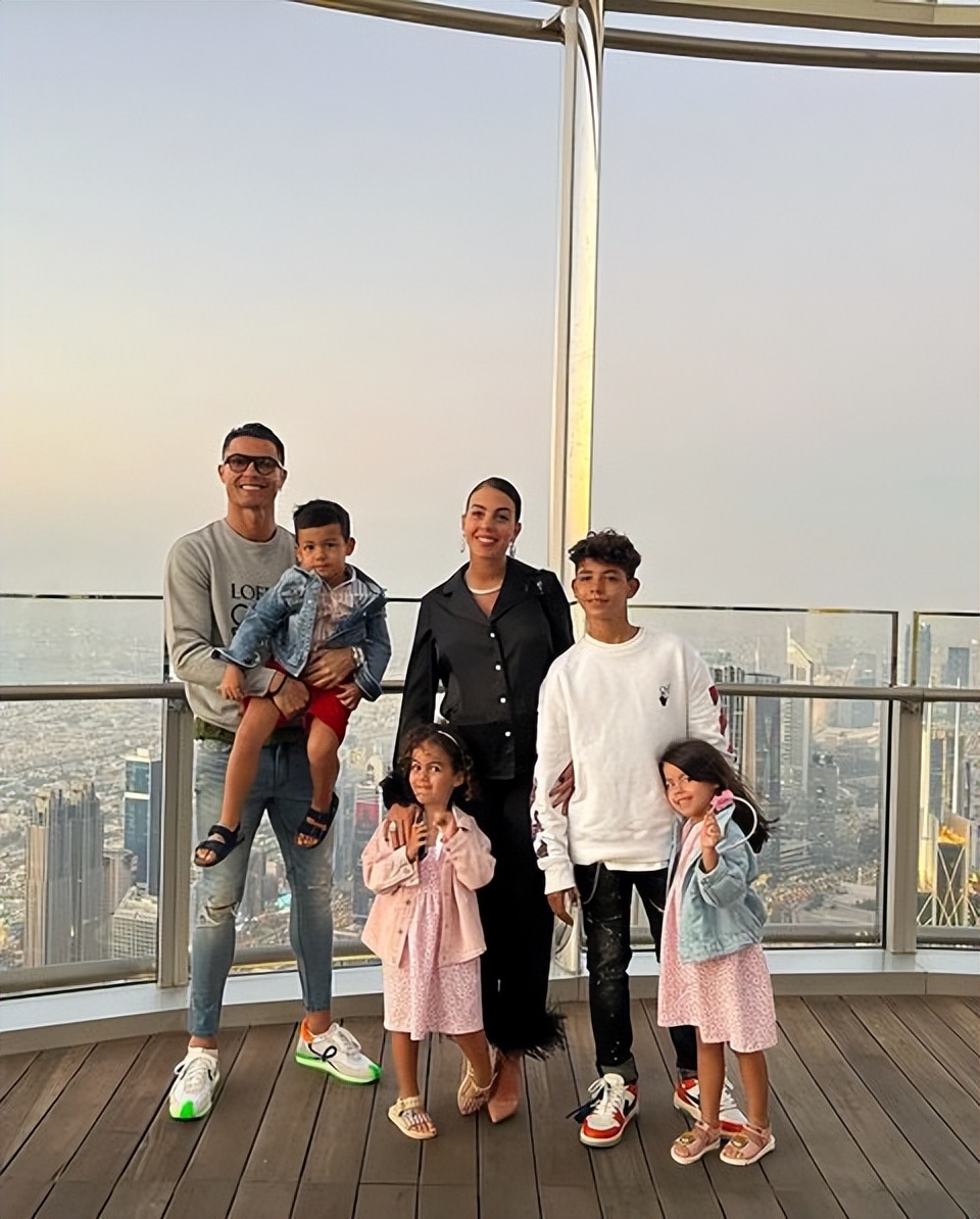 乔治娜真是天生就有着一种大女主的范儿,所以当初即使柜姐,都把c罗