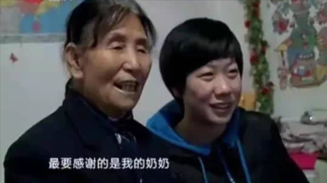 1994年，拾荒老人收养一独臂女弃婴，捡废品供她上学，如今怎样了