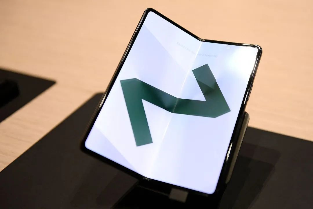 手机出货量暴跌三成，00后4年没换手机，从业者庆幸转行早