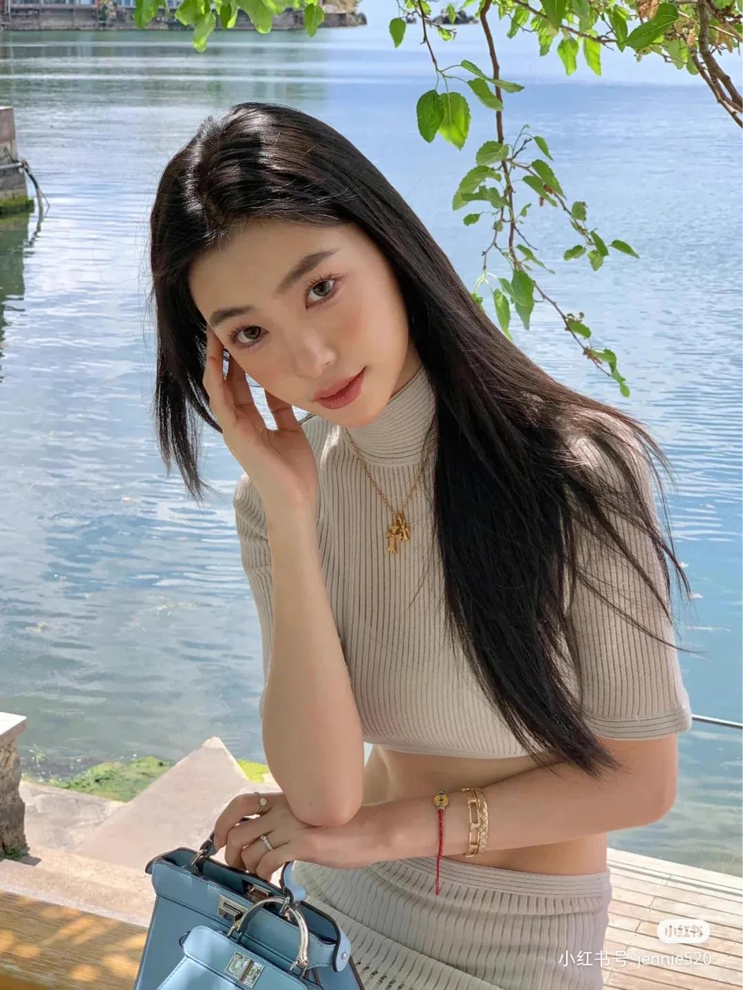 大家快看过来 易梦玲这样的宝藏女孩哪里找 有颜有身材衣品还好