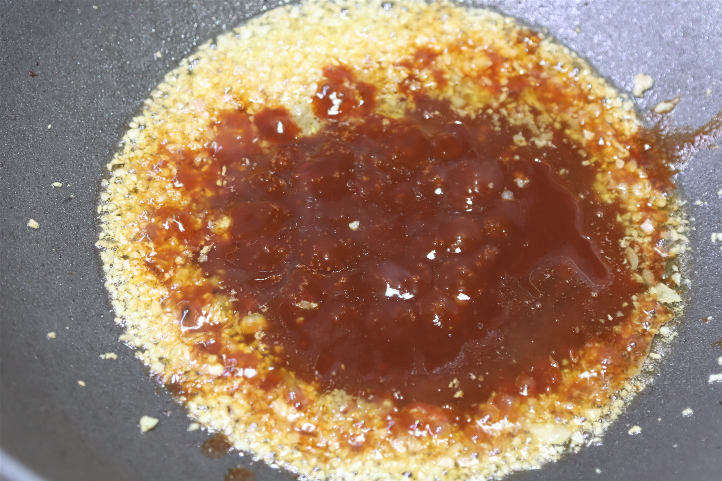 春天，雞蛋和大蒜天生一對，簡單炒一炒，很多人不知道有啥用