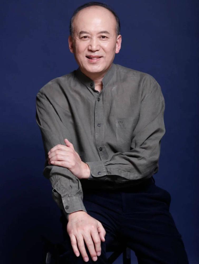 活成"人间清醒"的郭达,给"捞钱扮嫩"的老艺术家狠狠上了一课