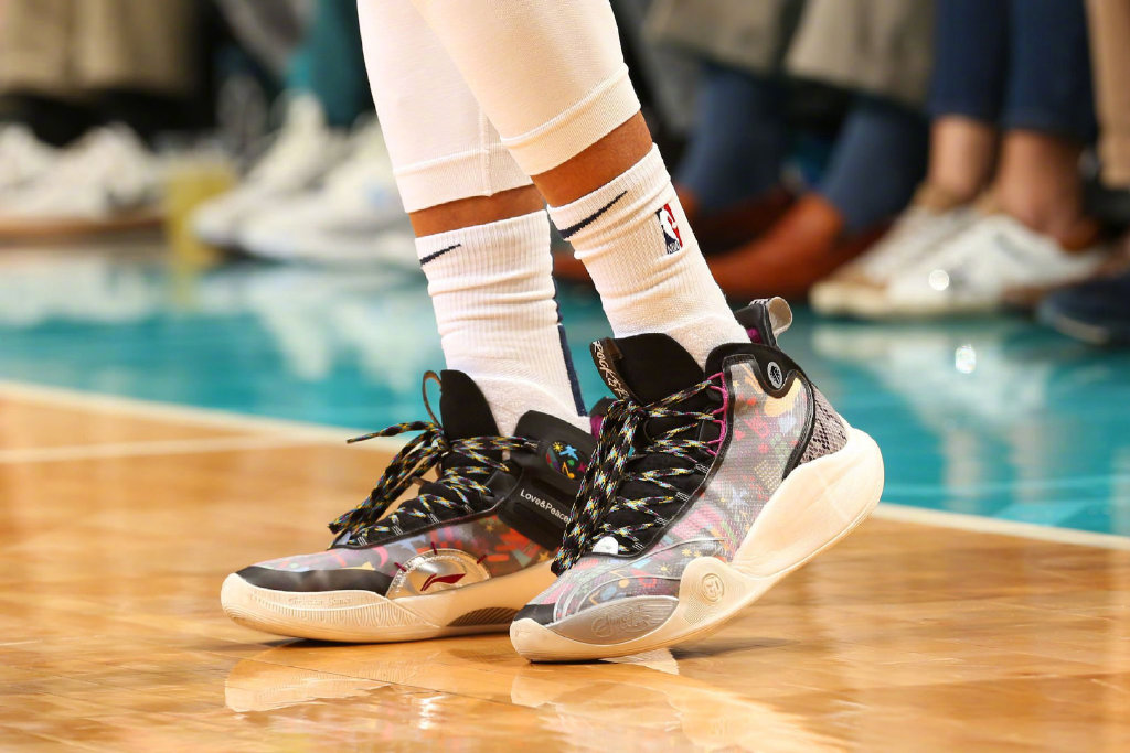 中国有哪些品牌签约nba（国产品牌大爆发！反伍登陆NBA，准者签约里弗斯，汤神迎来小爆发）