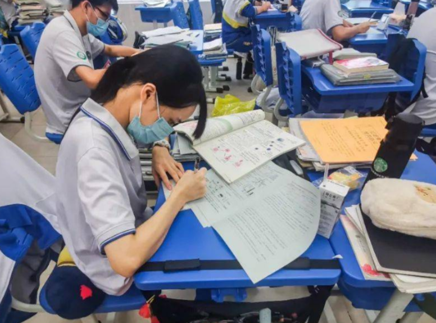 高考成绩会比估分高吗（高考成绩和模拟考成绩相差多少）