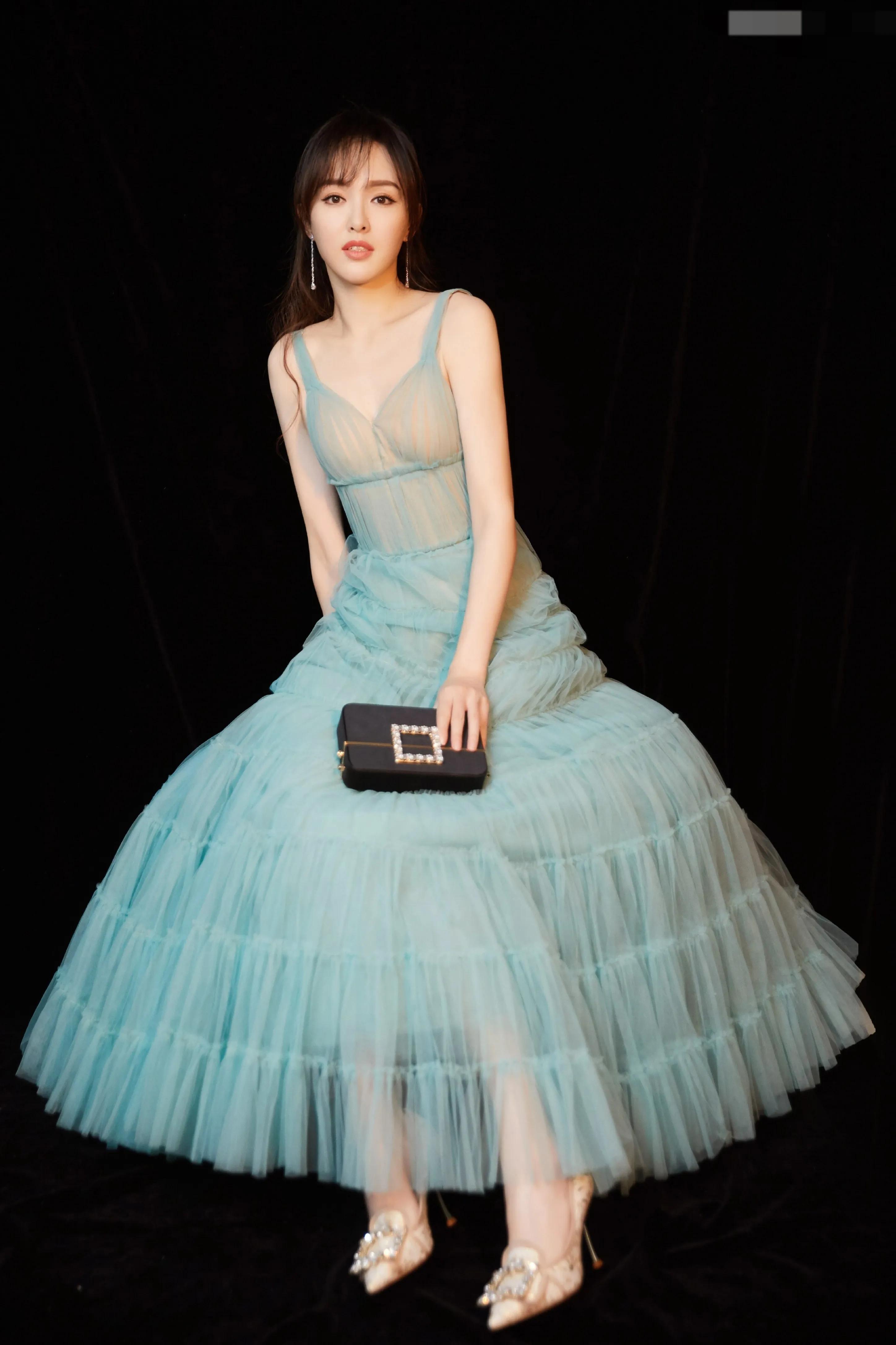 唐嫣蓝色礼服，好清纯