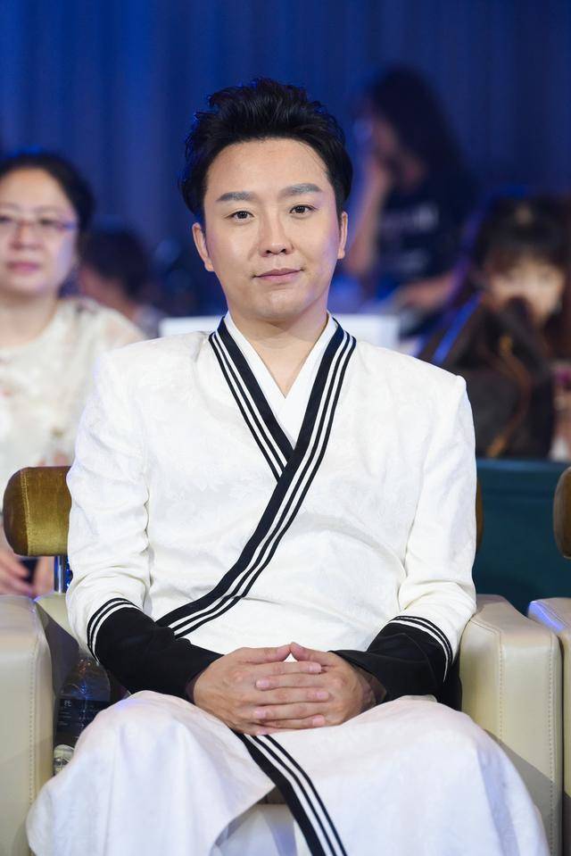 44岁李玉刚参加婚礼当场泪崩!唱悲情歌引争议,未婚未恋单身多年