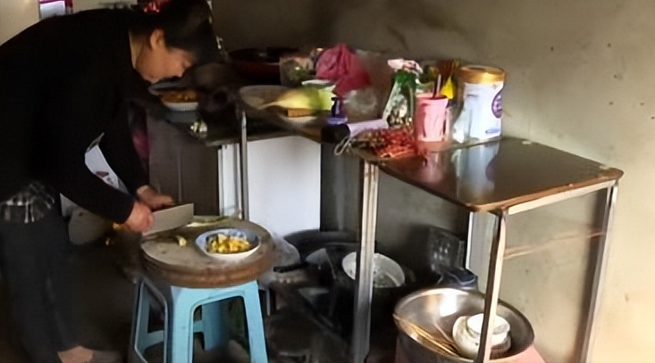 父母双亡，辽宁姑娘照顾瘫痪哥哥27年，至今55岁还未出嫁