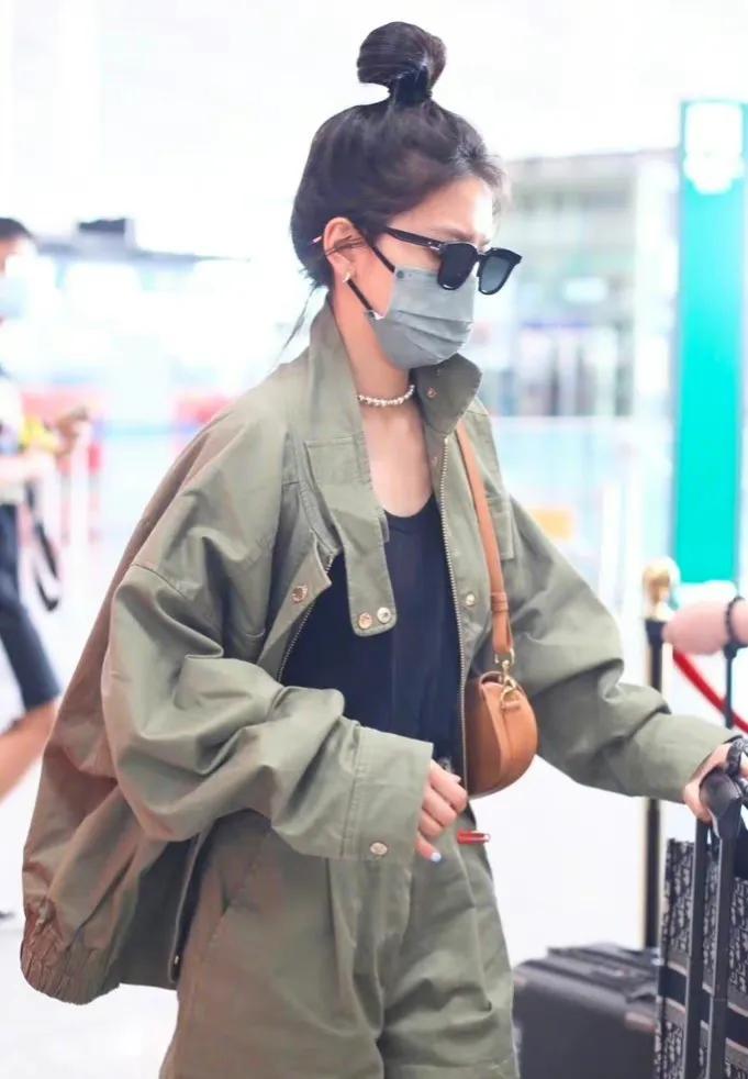 章若楠机场私服秀，军绿色套装，扎着独有的丸子头，又潮又可爱