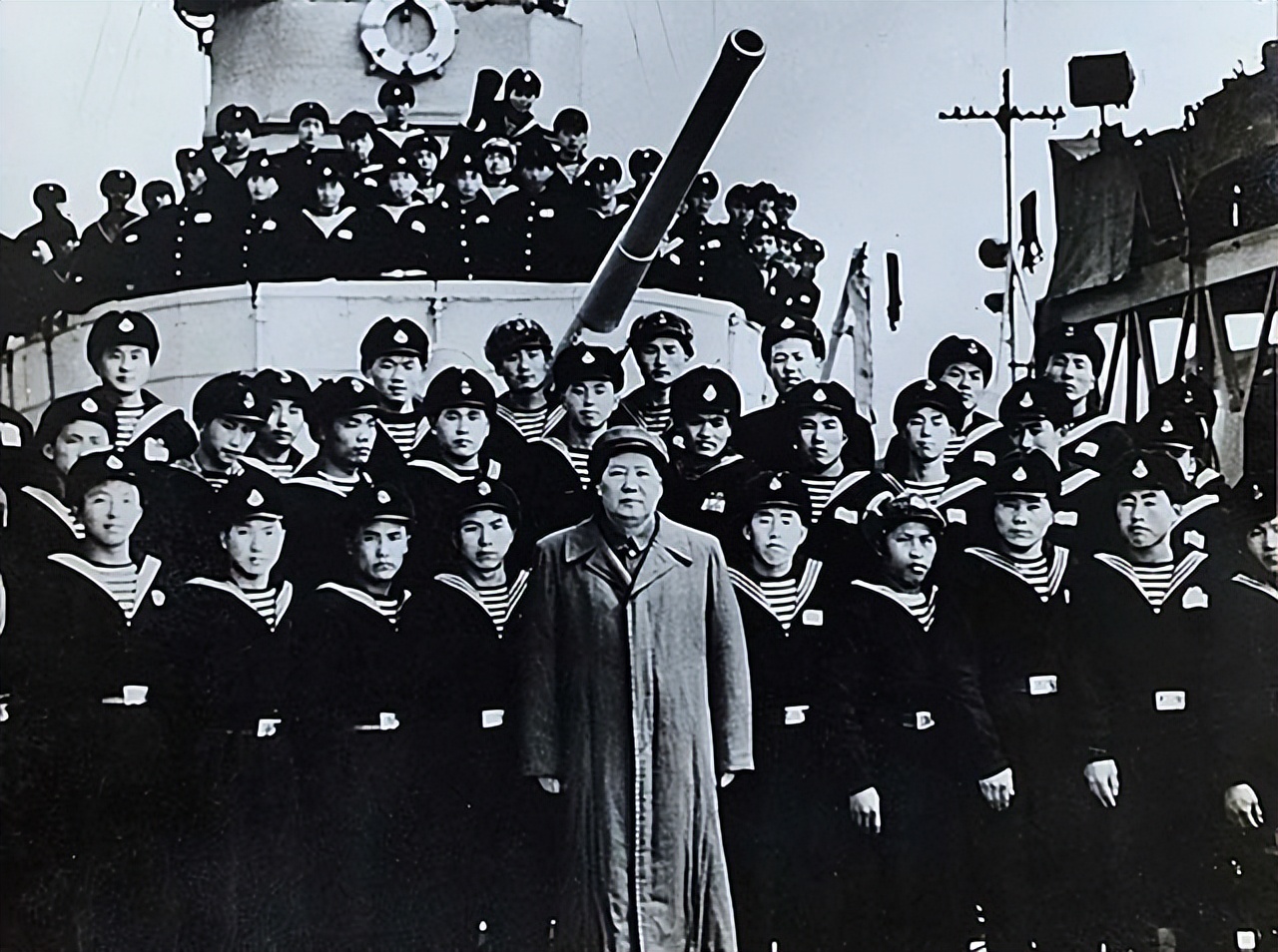 冯玉祥去世后,妻继承遗志成副国级,儿子成少将,领队84年阅兵