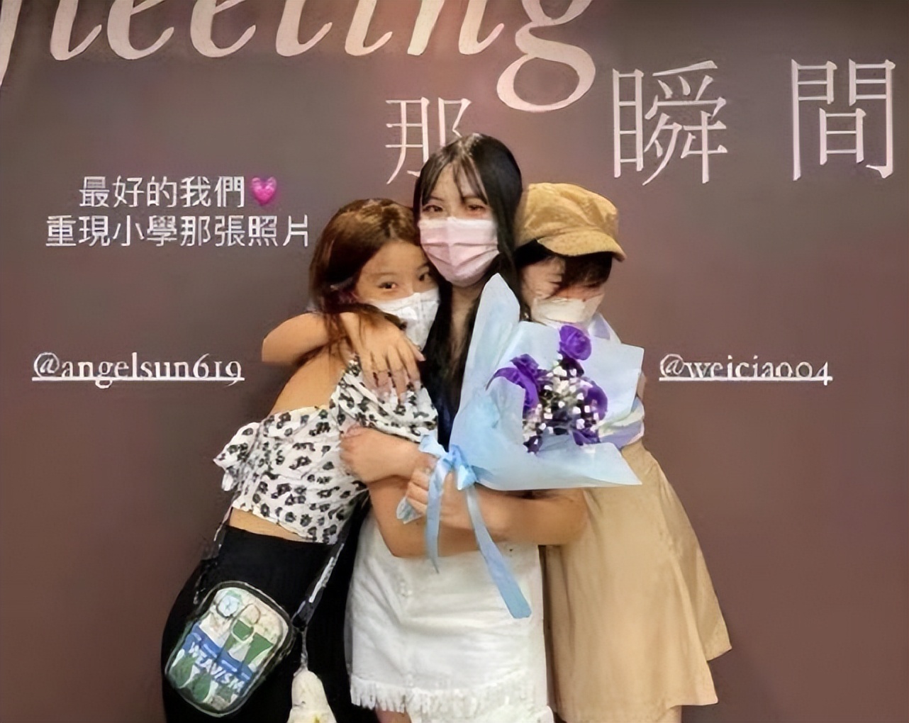 贾静雯大女儿与同学聚会，16岁梧桐妹染黄发穿露背装，太过成熟
