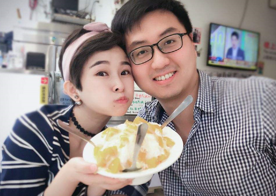 她在地震中失去双腿，6年后嫁华裔高学历老公，儿女双全成功逆袭