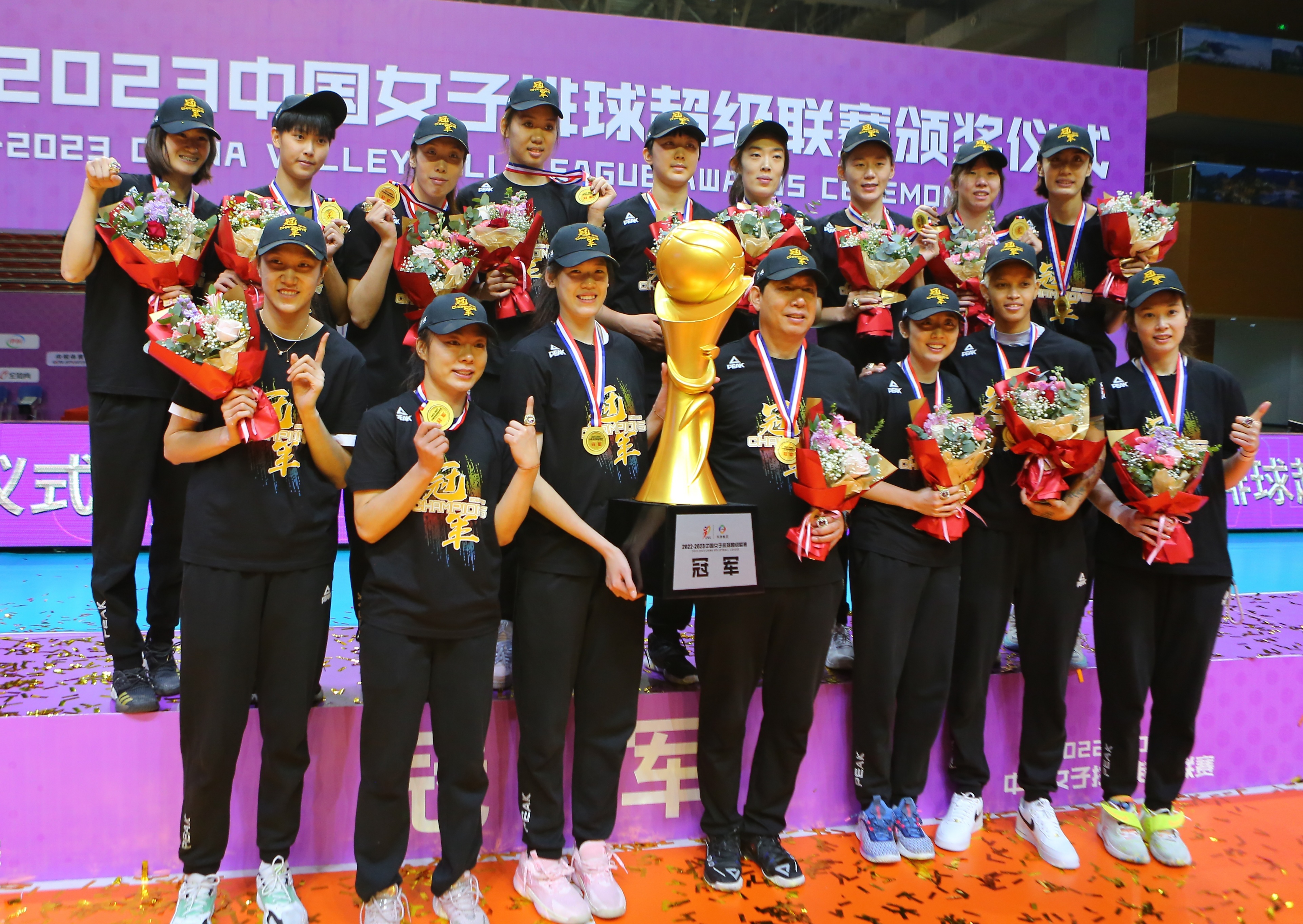 2022-2023赛季中国女排超级联赛二十二连胜且仅失两局，天津女排第十五次国内联赛捧杯