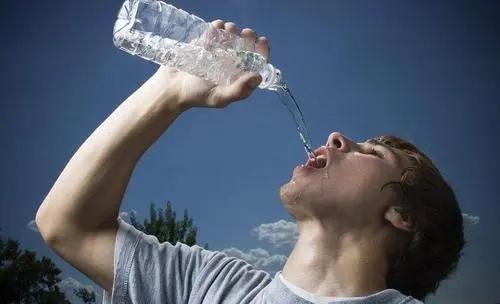 早上起床空腹喝一杯温水,等于喝细菌吗?医生直言:别傻傻被忽悠