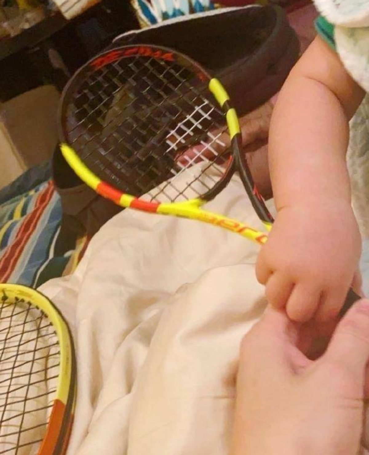 何猷君带娃被偶遇！全程抱儿子太有爱，3岁何广燊长相酷似奚梦瑶