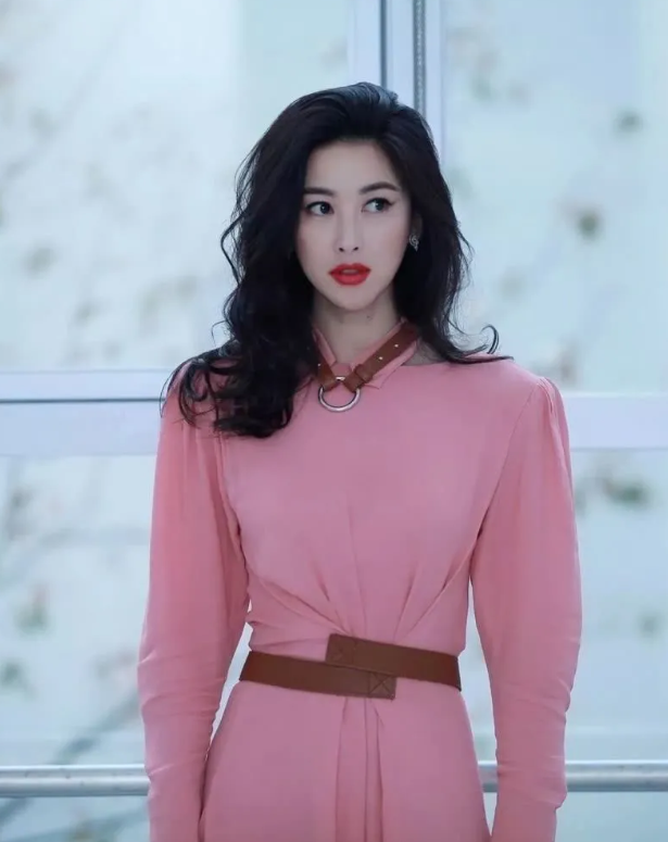 朱珠到底有多诱人?看看她饰演的马夫人和教主夫人就知道