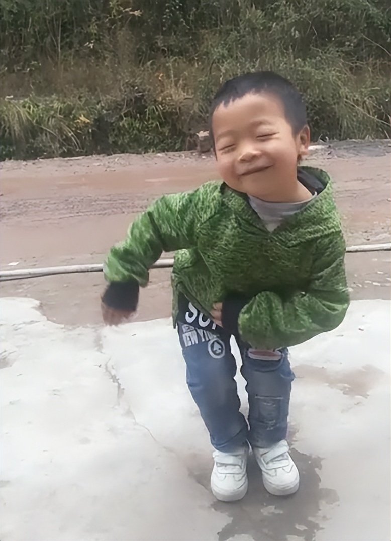 “未来歌神”：6岁农村萌娃“戏精附体”，靠模仿对口型唱歌走红