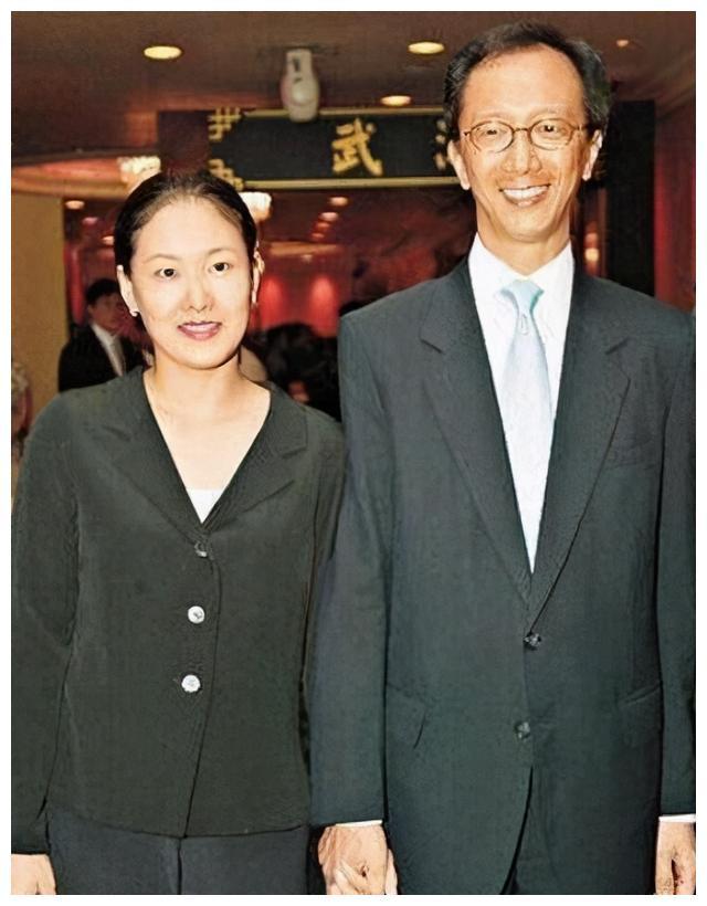 伏明霞:因恋爱脑冲动退役,嫁大她近30岁的富豪,婚后五年生三子