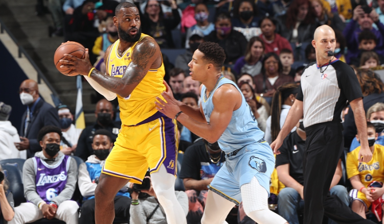 湖人对灰熊比赛录像今天（詹姆斯致命失误！湖人背靠背不敌灰熊，莫兰特41+10，威少三双）-趣拿体育