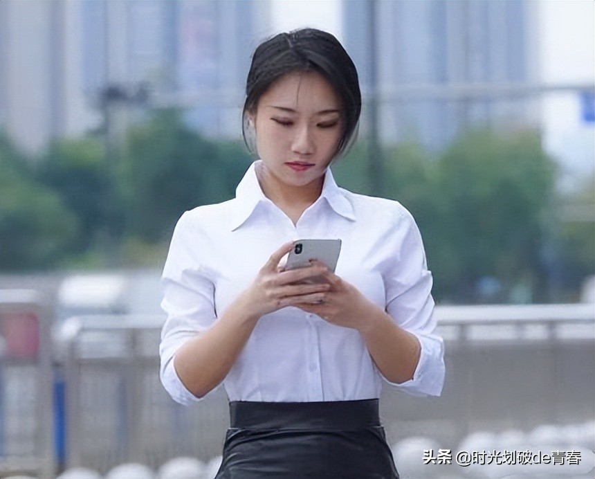 白衬衫＋黑色包臀裙，性感又迷人，展现完美好身材